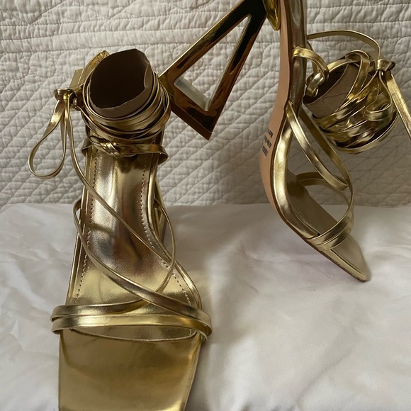 Look no further for the perfect shoes to go with your outfit!! Unique Wraps Gold - Picture 6 of 9